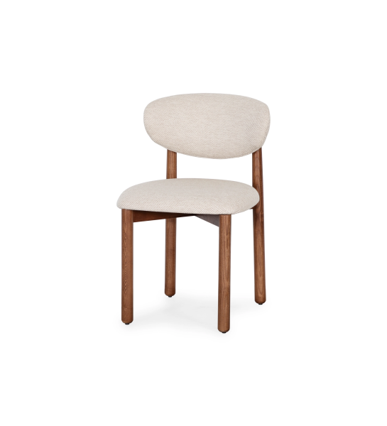 Silla de madera de fresno color nogal, con asiento y respaldo tapizados en tela beige.