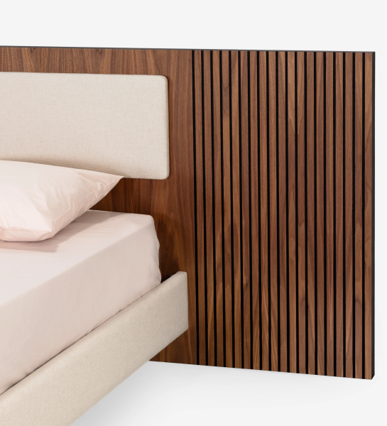 Lit double avec panneau central de la tête de lit et base suspendue revêtus de tissu beige, côtés de la tête de lit avec frises en noyer naturel.