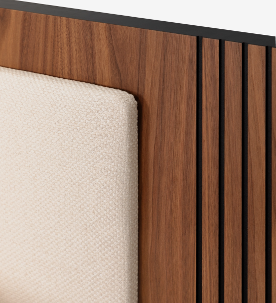 Lit double avec panneau central de la tête de lit et base suspendue revêtus de tissu beige, côtés de la tête de lit avec frises en noyer naturel.