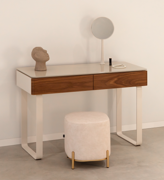 Coiffeuse avec 2 tiroirs en noyer naturel, structure et pieds en métal laqué couleur perle, avec plateau en verre.