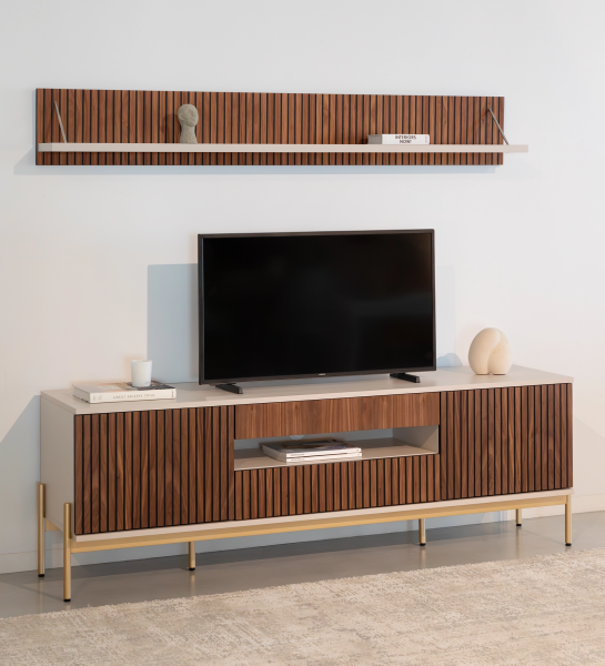 Mueble TV Cannes 2 puertas y 2 cajones en nogal natural, estructura perla y pies en metal lacado dorado con niveladores, 200 x 64,5 cm.