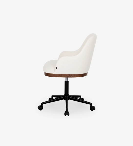 Silla ejecutiva giratoria, tapizada en tela blanca, con detalle en nogal.