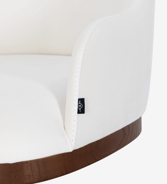 Silla ejecutiva giratoria, tapizada en tela blanca, con detalle en nogal.