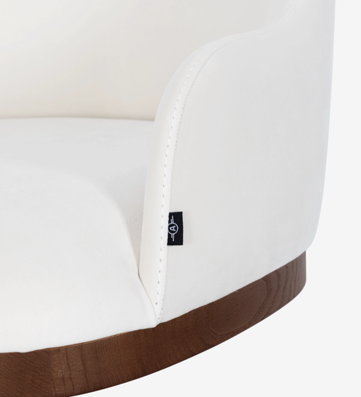 Silla ejecutiva giratoria, tapizada en tela blanca, con detalle en nogal.