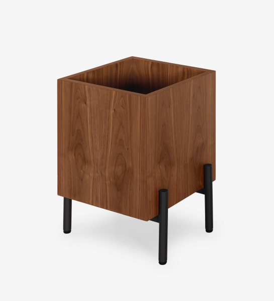 Support pour vases en noyer naturel, avec pieds en métal laqué noir avec niveleurs.