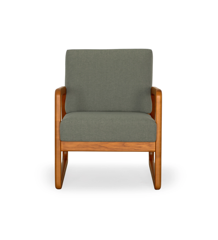 Sillón Antarte by IA tapizado en tela verde, estructura en madera color miel.