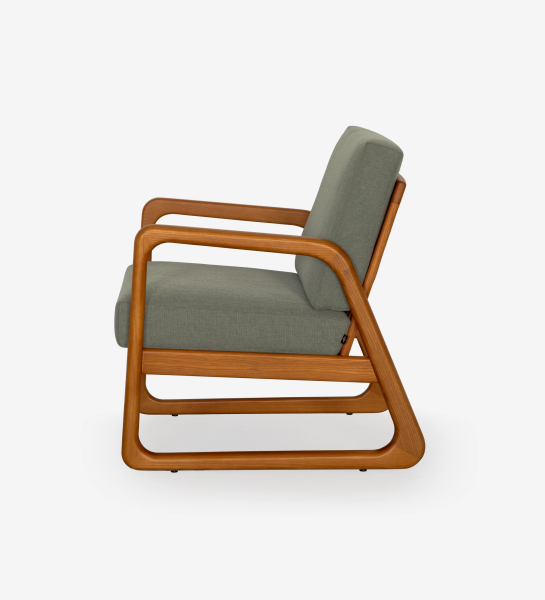 Sillón Antarte by IA tapizado en tela verde, estructura en madera color miel.