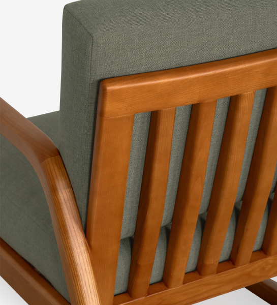 Sillón Antarte by IA tapizado en tela verde, estructura en madera color miel.