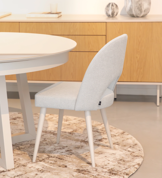Chaise rembourré en tissu gris, pieds laquée perle.