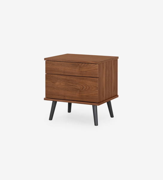 Table de chevet Oslo avec 2 tiroirs et structure en placage de noyer naturel. Pieds laqués noir. Dimensions : 55 x 57,5 cm.