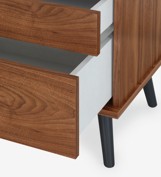Table de chevet Oslo avec 2 tiroirs et structure en placage de noyer naturel. Pieds laqués noir. Dimensions : 55 x 57,5 cm.
