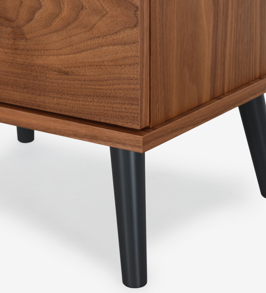 Table de chevet Oslo avec 2 tiroirs et structure en placage de noyer naturel. Pieds laqués noir. Dimensions : 55 x 57,5 cm.