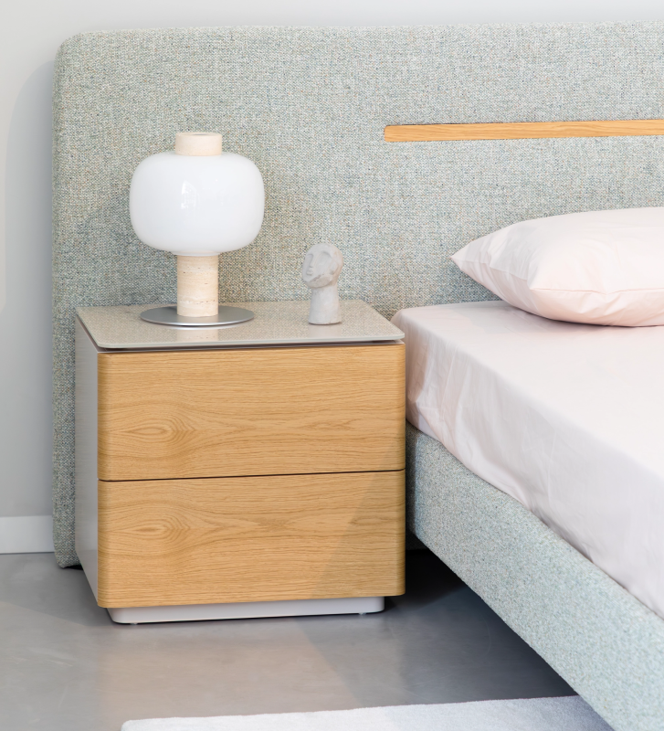 Bedside table with 2 drawers in natural oak, pearl lacquered frame and glass top.