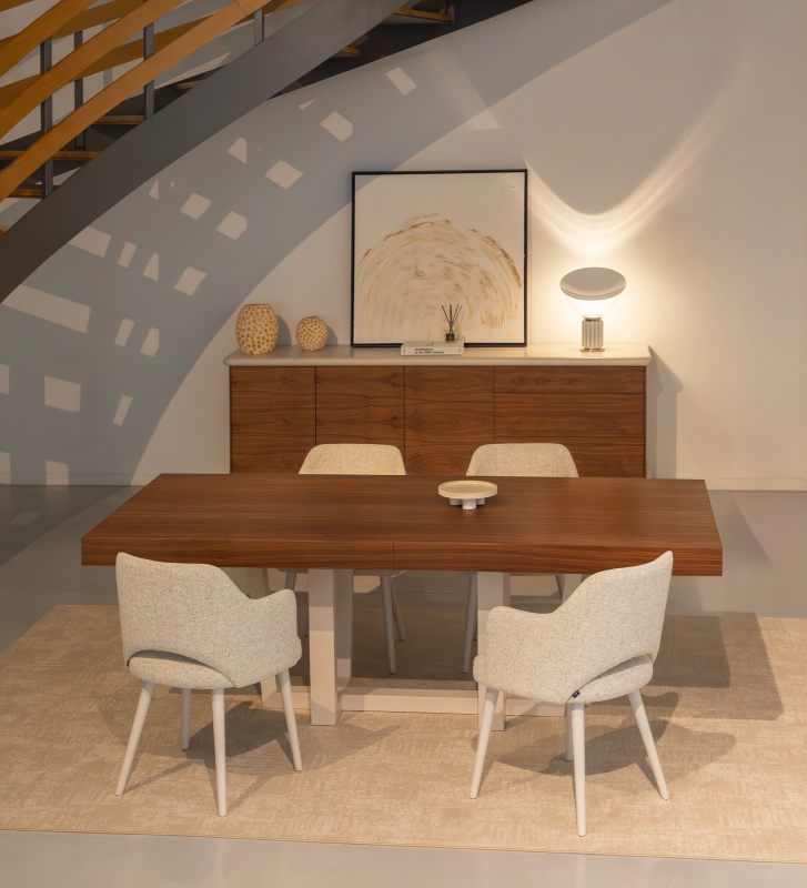 Table de repas rectangulaire extensible avec plateau en noyer naturel et pied laqué en perle.