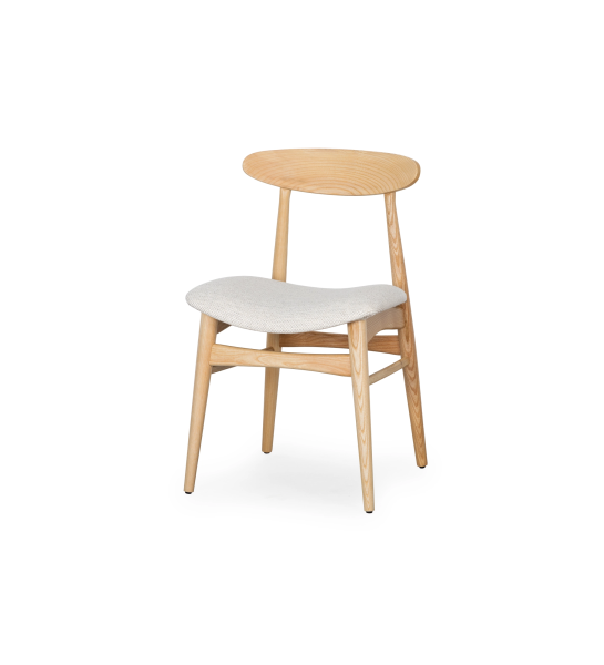 Chaise en bois de frêne, couleur naturelle, avec assise recouverte de tissu perle.