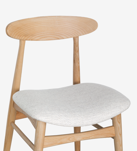 Silla de madera de fresno, color natural con asiento tapizado en tejido perla.