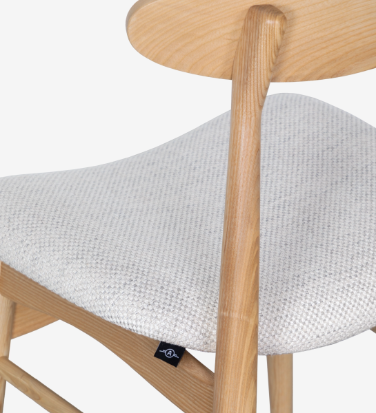 Silla de madera de fresno, color natural con asiento tapizado en tejido perla.