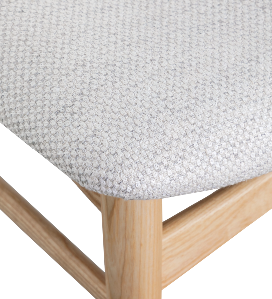 Silla de madera de fresno, color natural con asiento tapizado en tejido perla.
