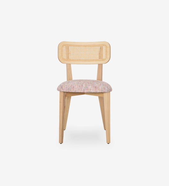 Silla de madera, con detalle de ratán en el respaldo y asiento tapizado en tejido multicolor, principalmente magenta