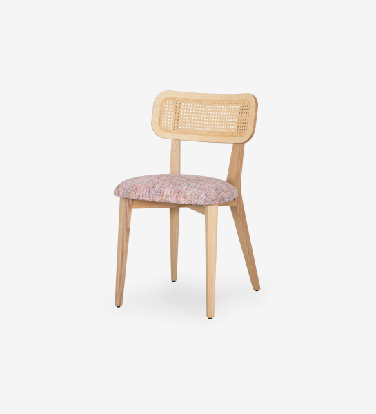 Silla de madera, con detalle de ratán en el respaldo y asiento tapizado en tejido multicolor, principalmente magenta