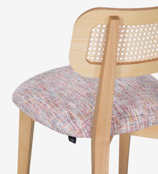 Silla de madera, con detalle de ratán en el respaldo y asiento tapizado en tejido multicolor, principalmente magenta