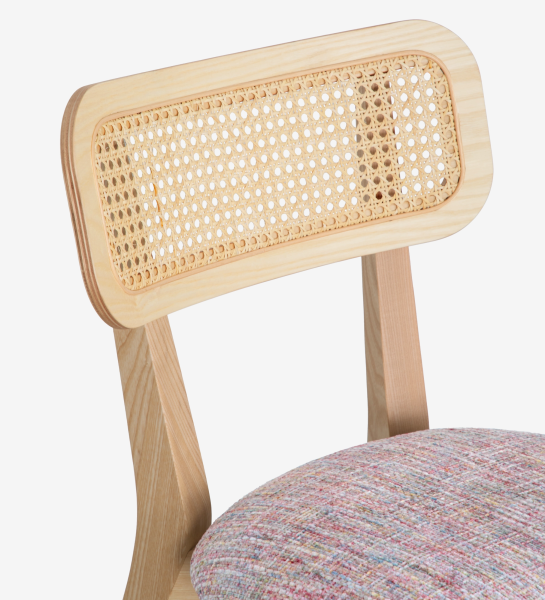 Silla de madera, con detalle de ratán en el respaldo y asiento tapizado en tejido multicolor, principalmente magenta