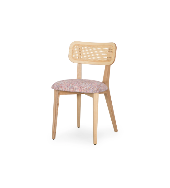 Chaise en bois, avec détails en rotin sur le dossier et assise recouverte de tissu multicolore, principalement magenta