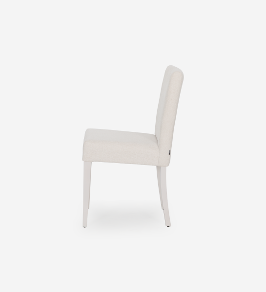 Chaise rembourrée en tissu, pieds laqués perle.