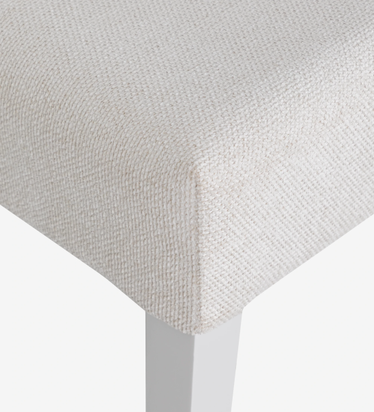 Chaise rembourrée en tissu, pieds laqués perle.