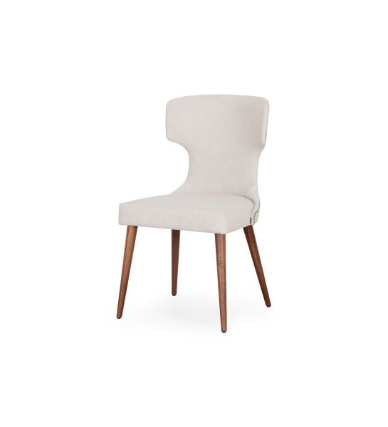 Chaise rembourrée en tissu perle, avec clous argentés au dos et pieds en frêne finition noyer.