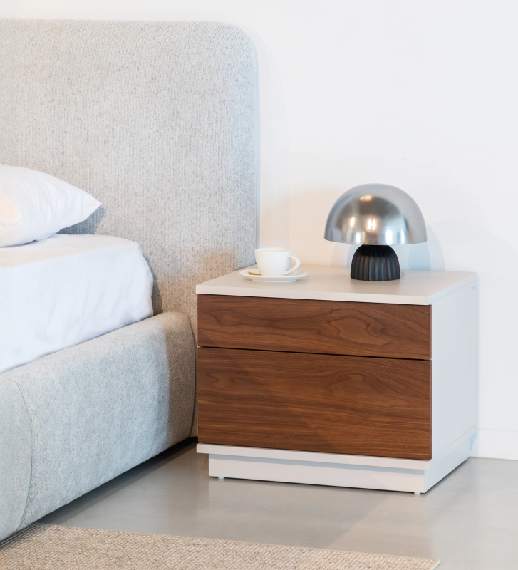 Mesa de cabeceira com 2 gavetas em nogueira natural, estrutura em pérola.