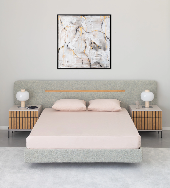 Lit double avec tête de lit et base suspendue rembourrées en tissu vert, détail en chêne naturel.          Perguntar ao ChatGPT