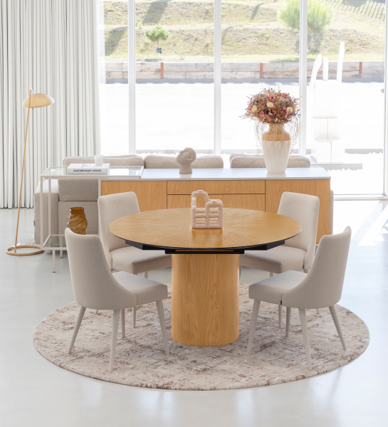 Mesa de Jantar Extensível Geneve redonda em madeira clara com base coluna e cadeiras estofadas
