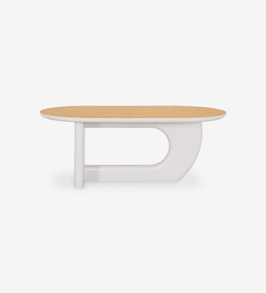 Table à manger ovale avec plateau en chêne naturel et pied laqué couleur perle.
