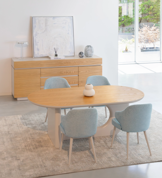 Table à manger ovale avec plateau en chêne naturel et pied laqué couleur perle.