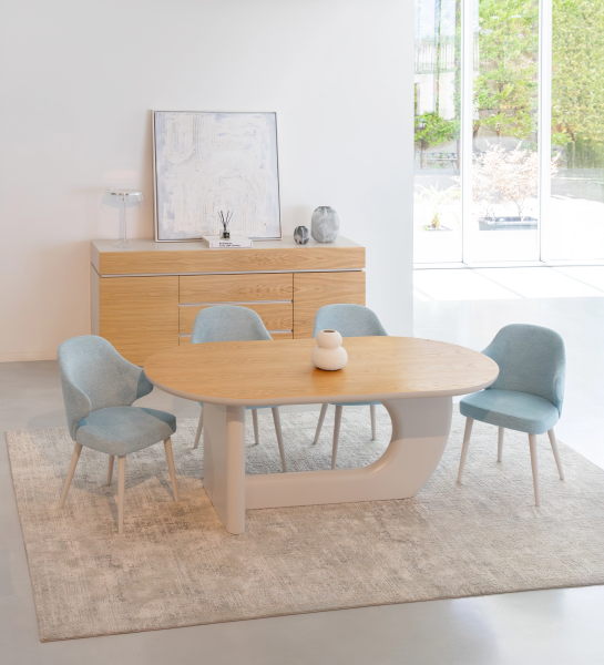 Table à manger ovale avec plateau en chêne naturel et pied laqué couleur perle.