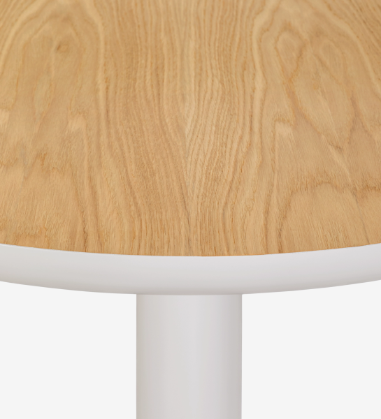 Table à manger ovale avec plateau en chêne naturel et pied laqué couleur perle.