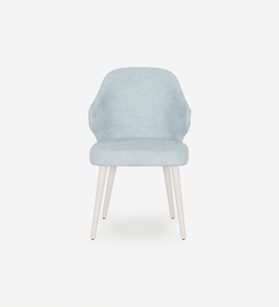 Chaise recouverte de tissu bleu, pieds laqués perle.
