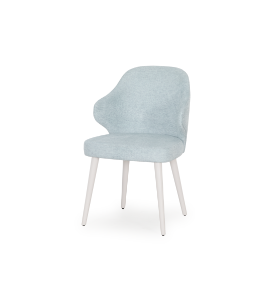 Chaise recouverte de tissu bleu, pieds laqués perle.