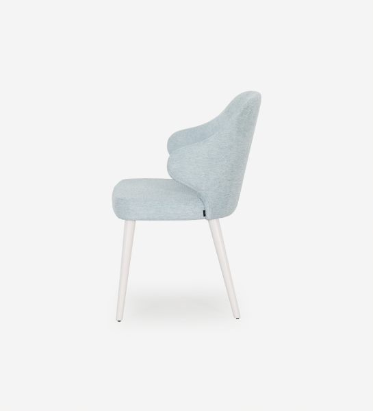 Chaise recouverte de tissu bleu, pieds laqués perle.