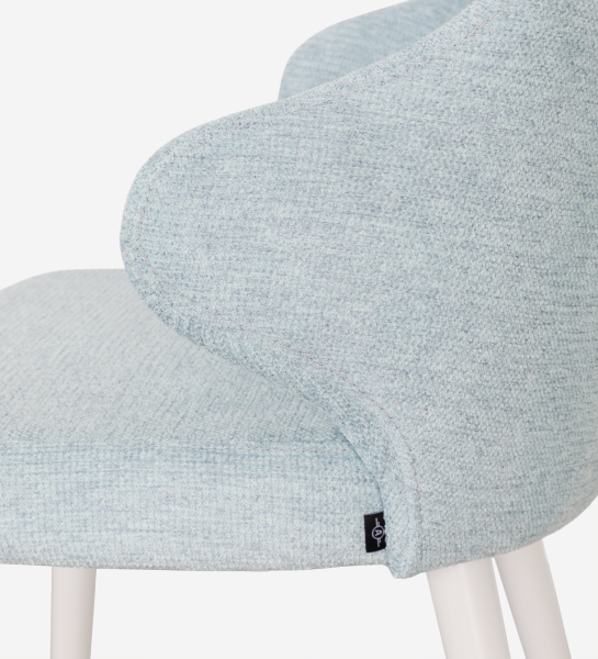 Chaise recouverte de tissu bleu, pieds laqués perle.