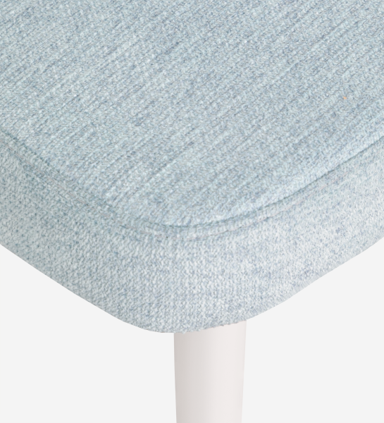 Chaise recouverte de tissu bleu, pieds laqués perle.