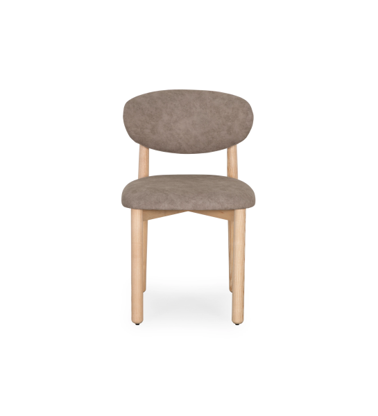 Chaise en bois de frêne naturel, avec assise et dossier rembourrés en tissu toffee.