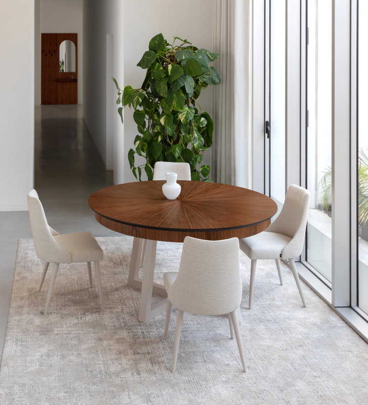Mesa de jantar extensível redonda com tampo espinhado em nogueira natural e pés lacados a pérola