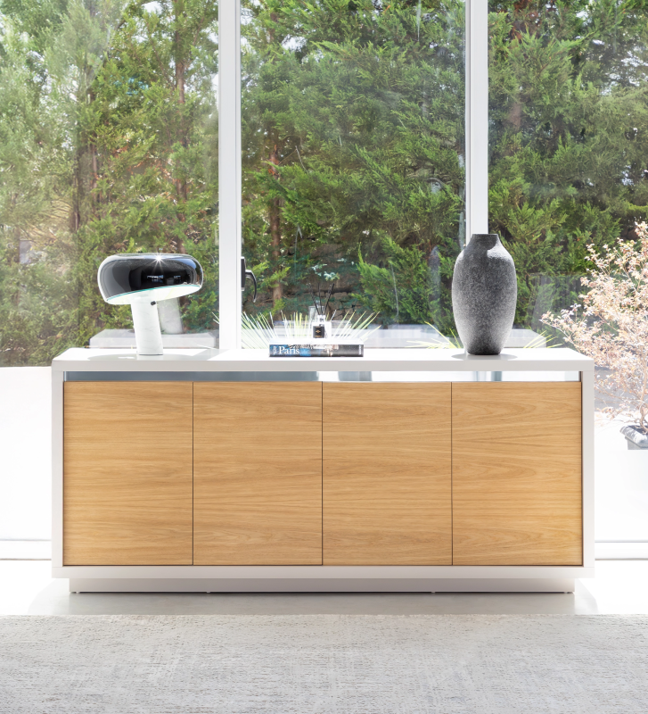 Sideboard with 4 doors in natural oak, pearl-lacquered structure and mirrored detail.
