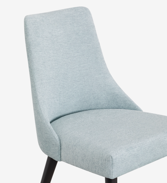 Cadeira Oslo estofada a tecido azul, pés lacados a negro.