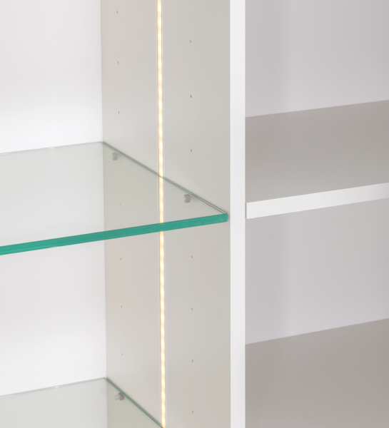 Vitrine com iluminação e sensor, 2 portas em nogueira natural com estrutura em pérola.
