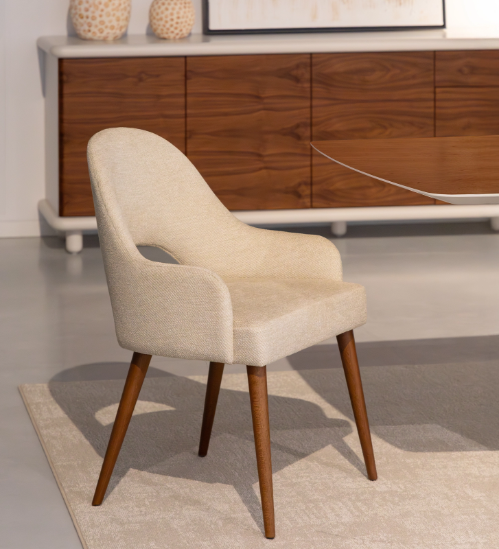 Chair with armrests, upholstered in beige fabric, with walnut-colored wooden legs.