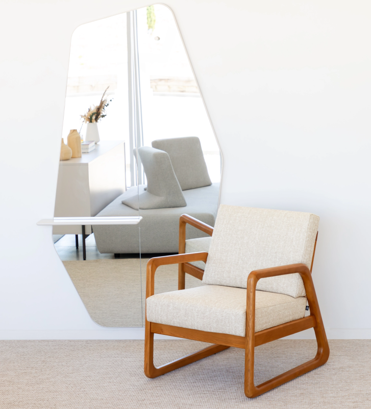 Sillón Antarte by IA tapizado en tela beige, estructura en madera color miel.