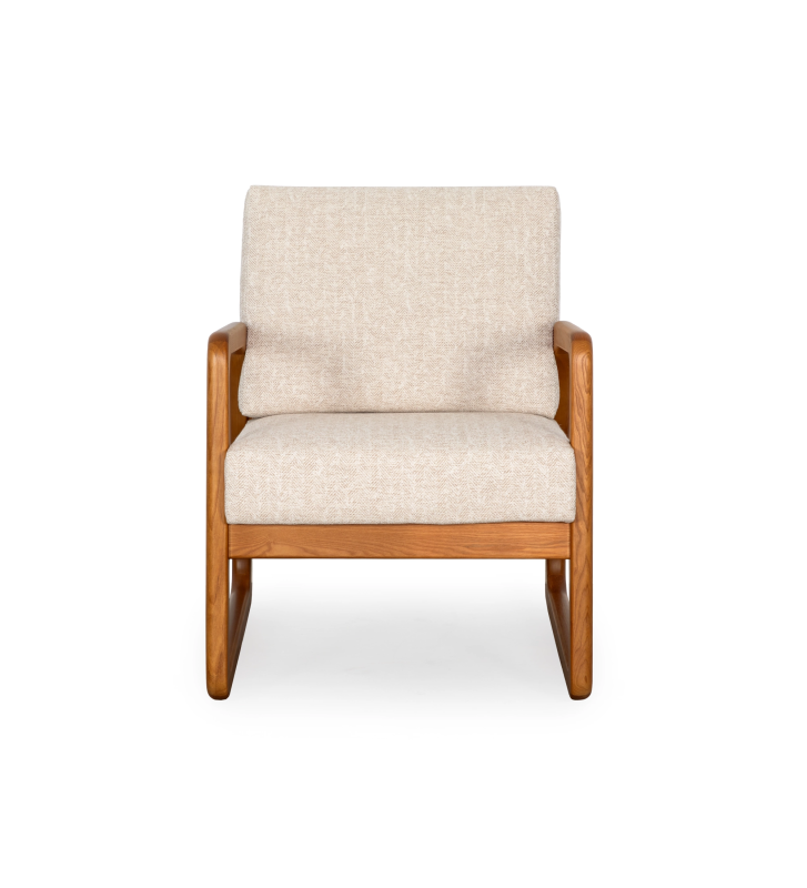 Sillón Antarte by IA tapizado en tela beige, estructura en madera color miel.